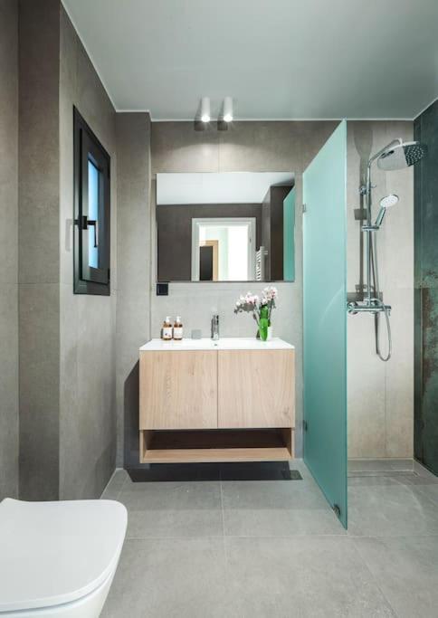 The Meta - Rooftop Access Downtown Apartment